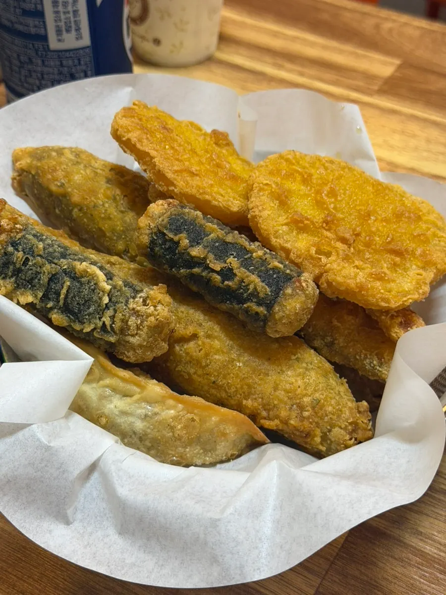 A plate of duri tteokbokki with an old-school snack-shop feel