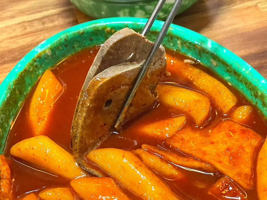 Sundae served with tteokbokki sauce