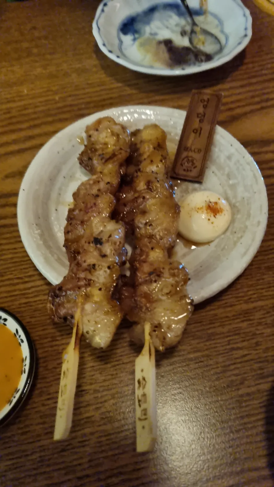 Abundante brocheta de muslo de pollo