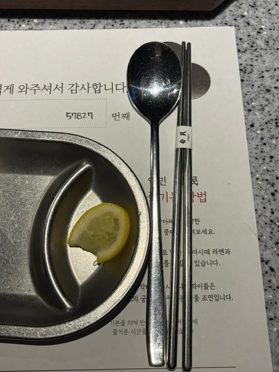 그레이 톤 안민 매장 내부 분위기