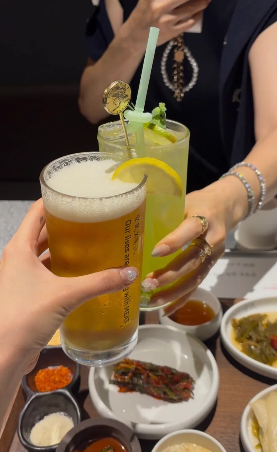 초록빛 하이볼과 거품 생맥주