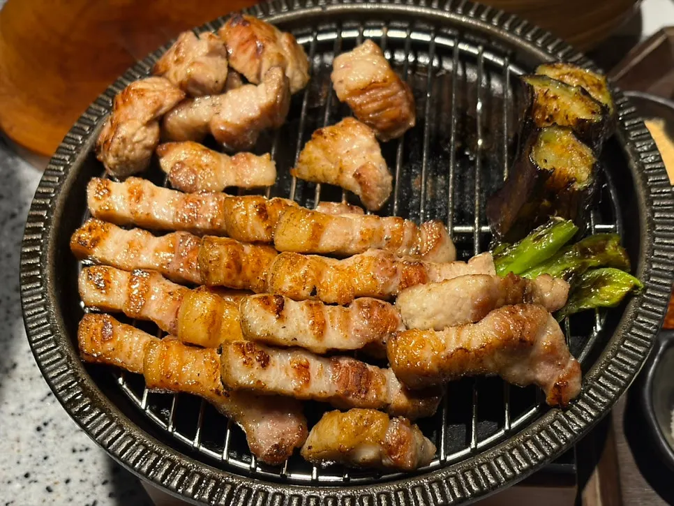 송화염에 곁들인 익은 돼지고기