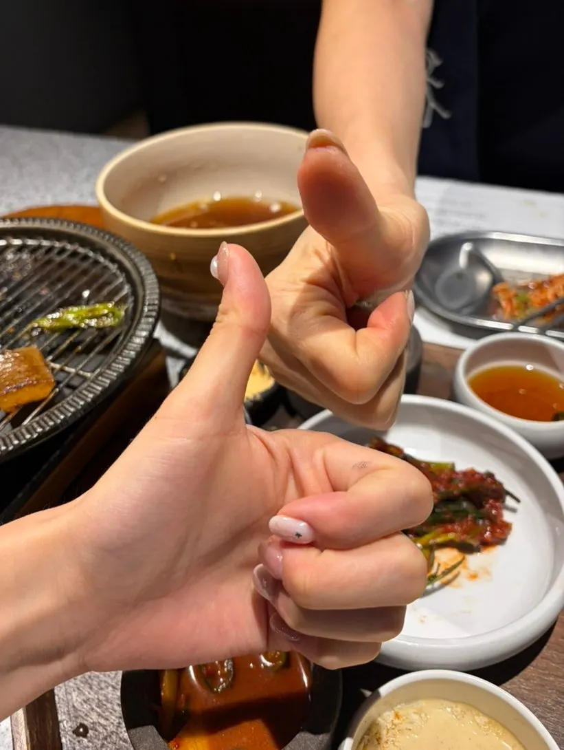 식사에 만족한 엄마의 따봉 모습