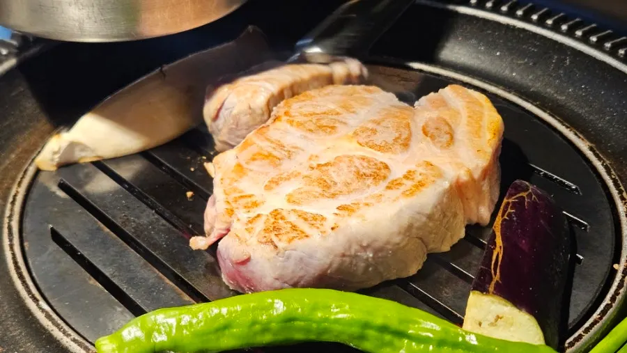 통고기를 굽는 안민 청주 식사 자리