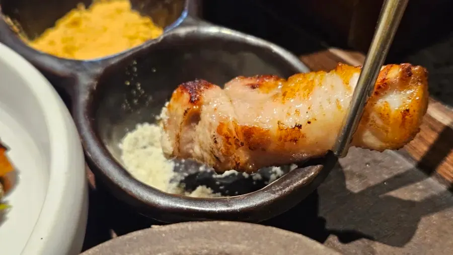 촉촉하게 익힌 통삼겹살 한 점