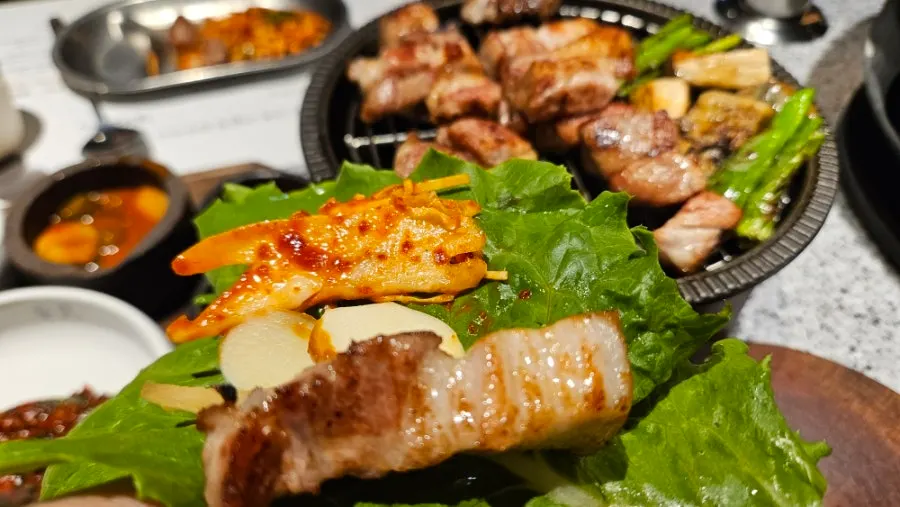 곁들임과 함께 먹는 통삼겹살