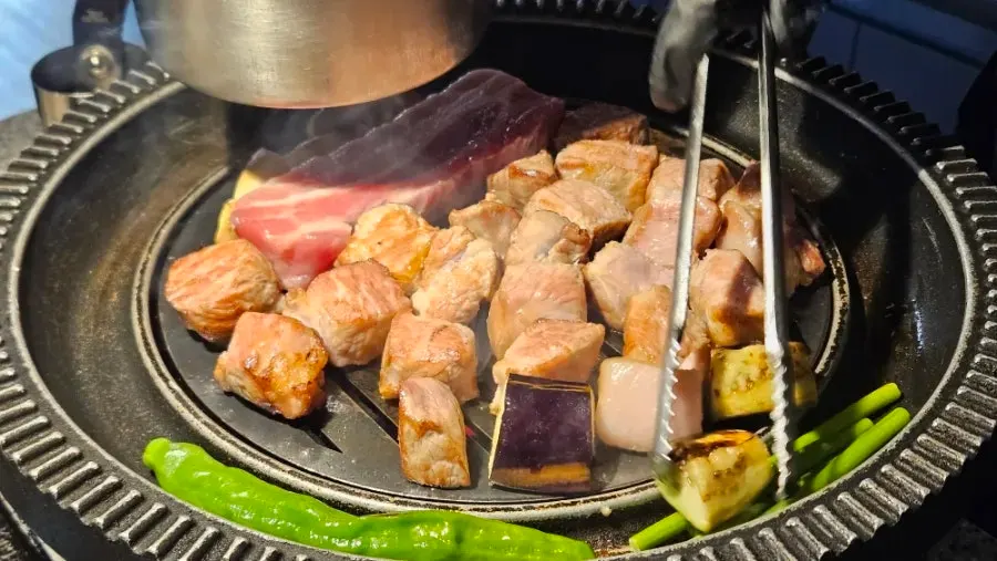 안민 청주 돼지고기 식사 모습