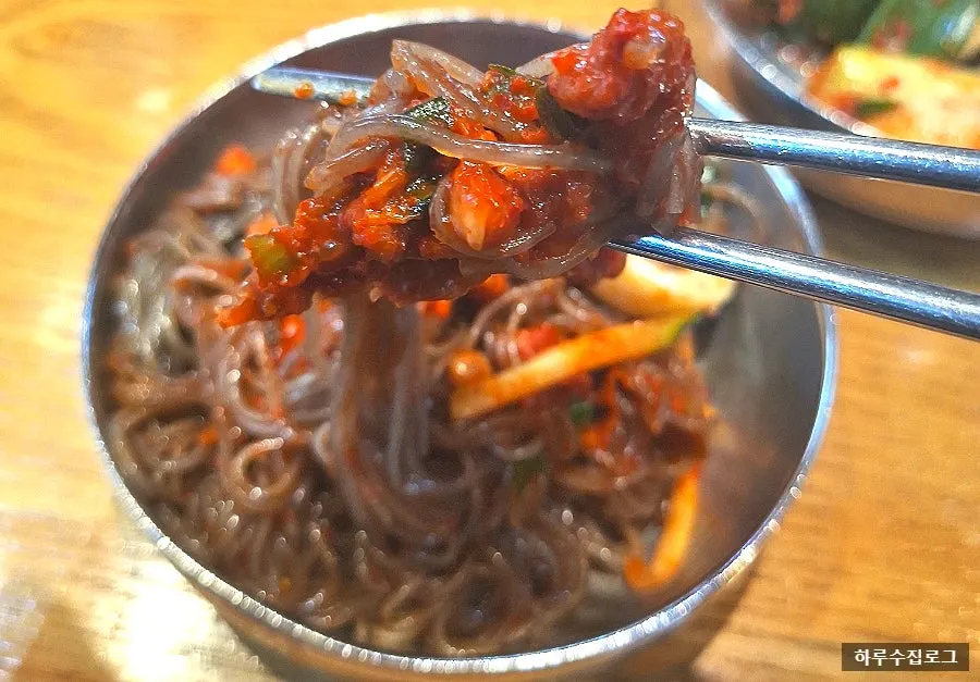 쫄깃한 면발의 간재미 회비빔 냉면