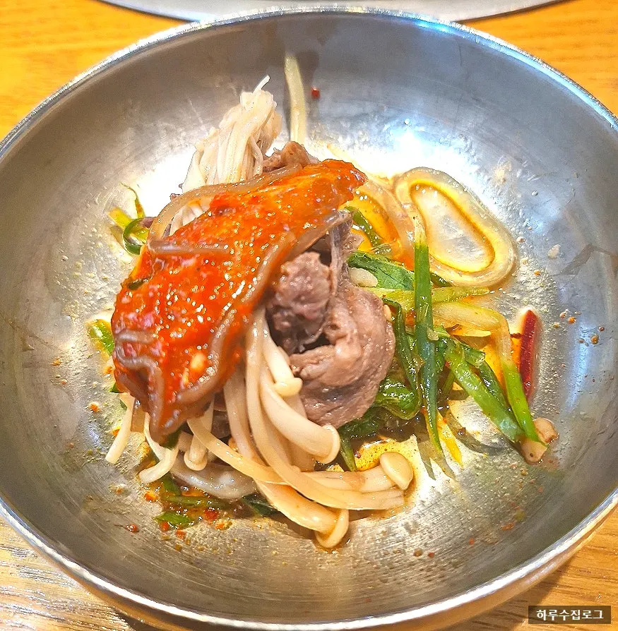 한우 불고기와 함께 주문한 회비빔 냉면