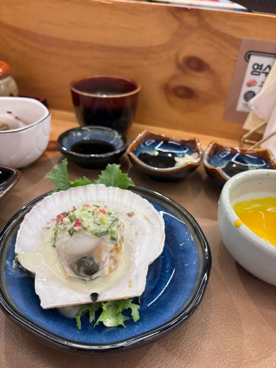 상큼한 소스를 올린 연어 요리