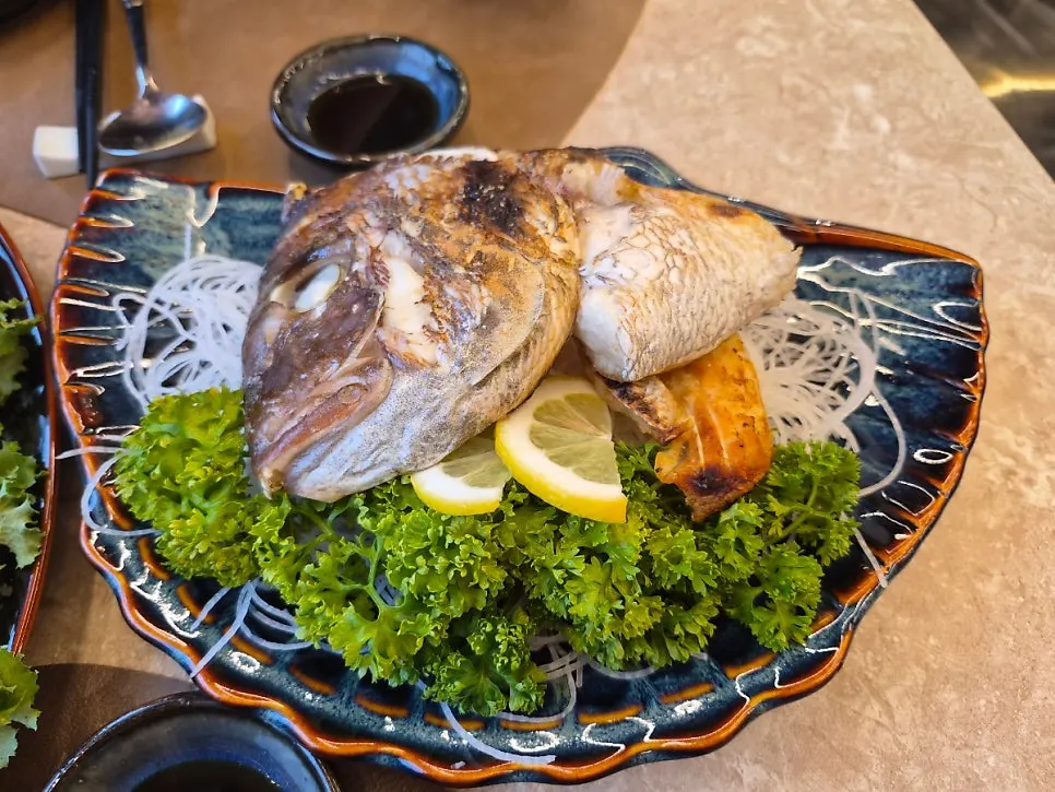 Salt-grilled sea bream head made with rock salt