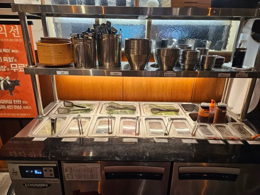 Overview of Yugi's self-service side dish corner