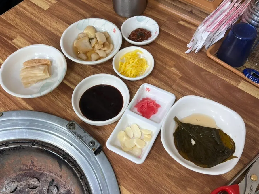 Self-service side-dish counter and ramyeon