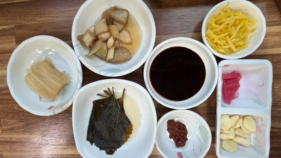 Basic side-dish setting served with eel