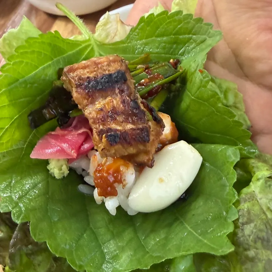 Seasoned rice topped with eel and garlic