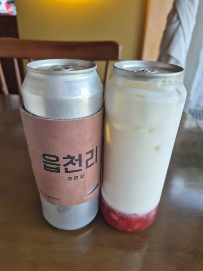 포장해온 샌드위치와 음료를 펼친 모습