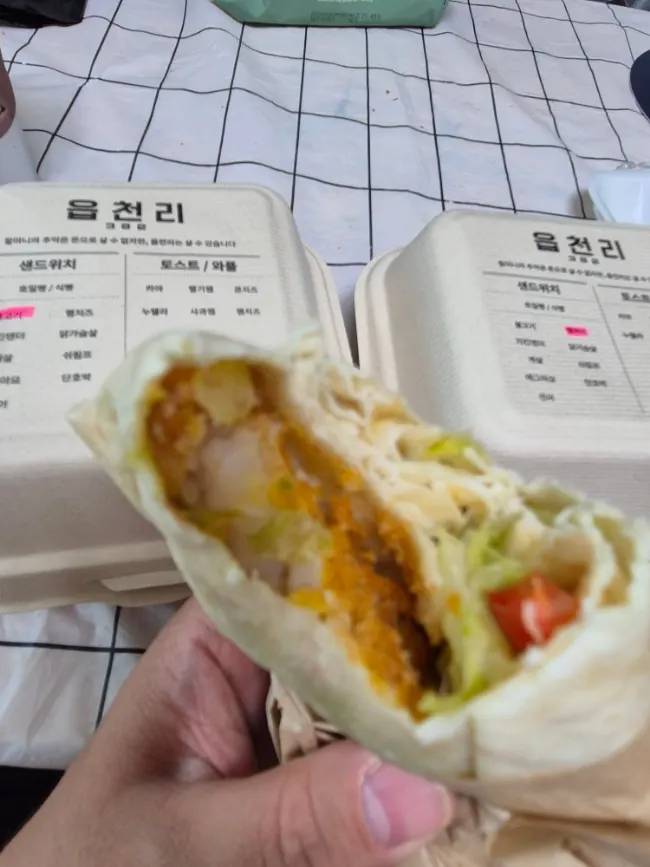 새우또띠아 한입 베어 문 단면