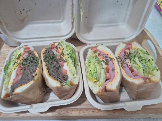 아메리카노를 곁들인 샌드위치 한 끼 상차림