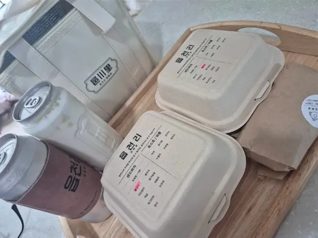 보냉백에 담긴 피크닉세트 전체 구성