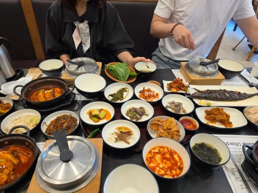 Hairtail stew, mackerel dishes, and pot rice spread