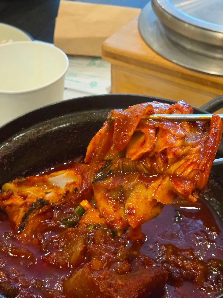 Eating braised mackerel