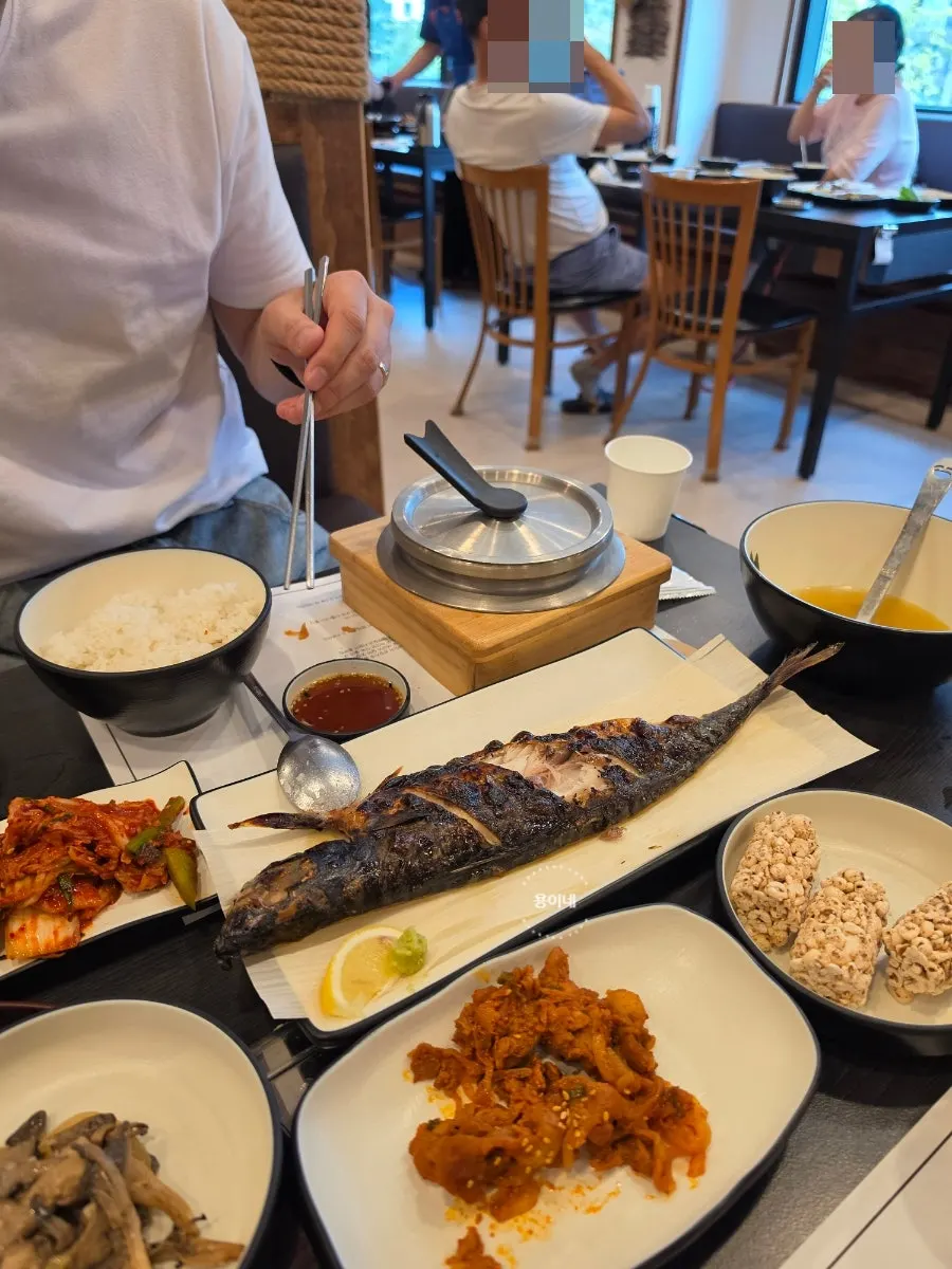 Grilled mackerel with side dishes