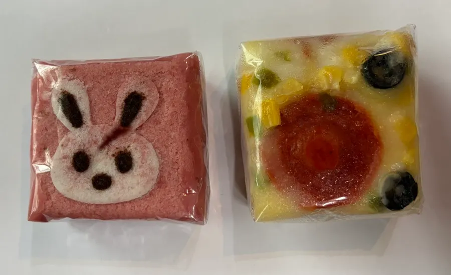 토끼 모양이 새겨진 핑크색 딸기설기