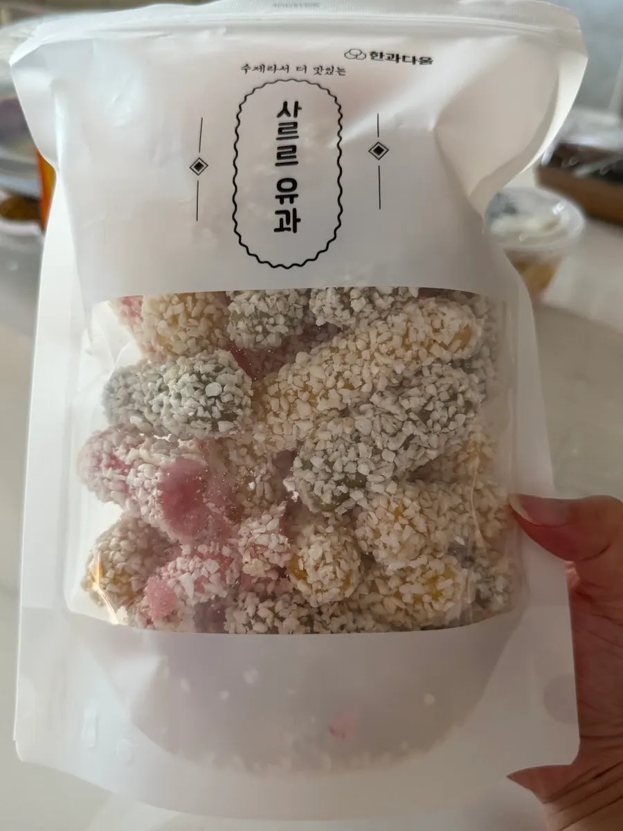 종류별로 담아온 떡 클로즈업