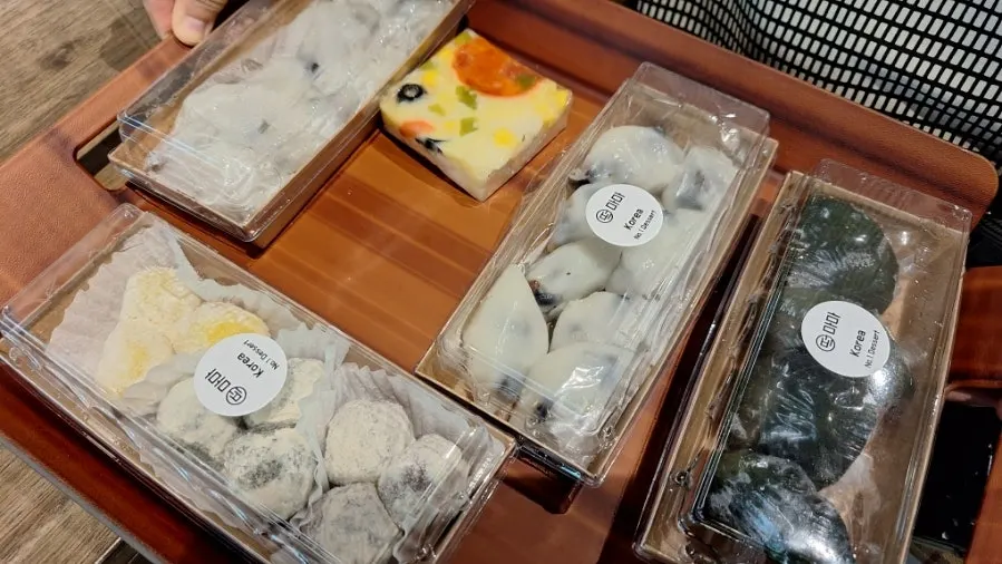 갓 나온 송편과 피자설기 포장