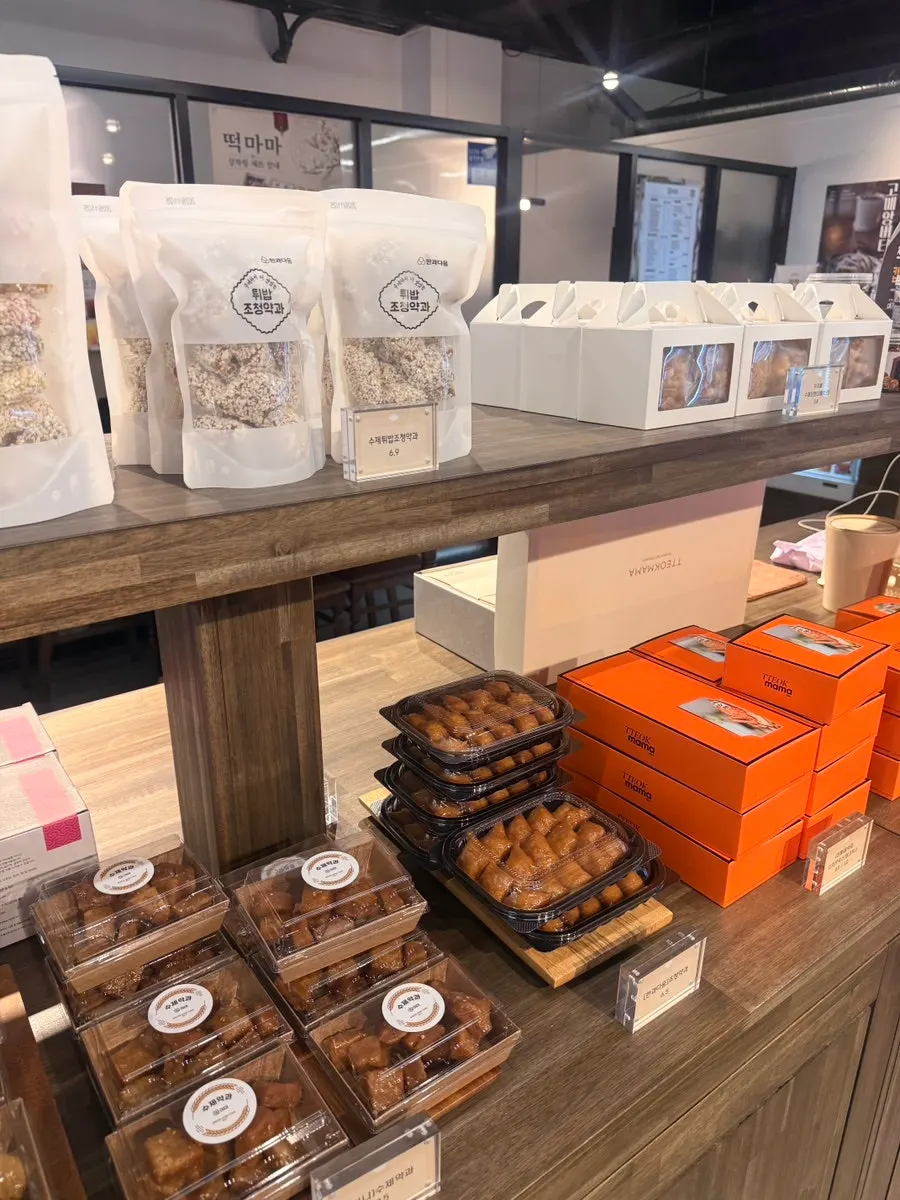Rice cakes displayed as a first-birthday (dol) set