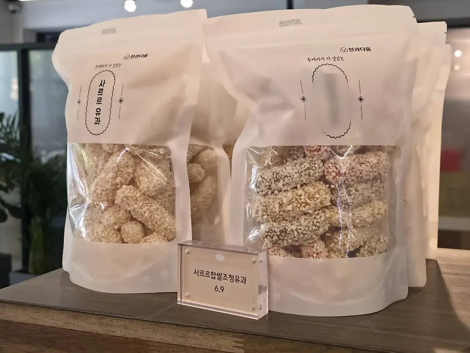 Rice cake display with a dessert-shop atmosphere