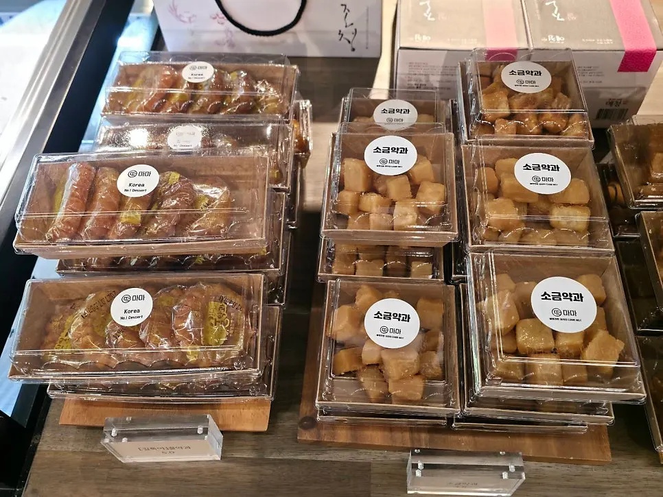 Interior display at Tteokmama Cheongju Gaesin Branch