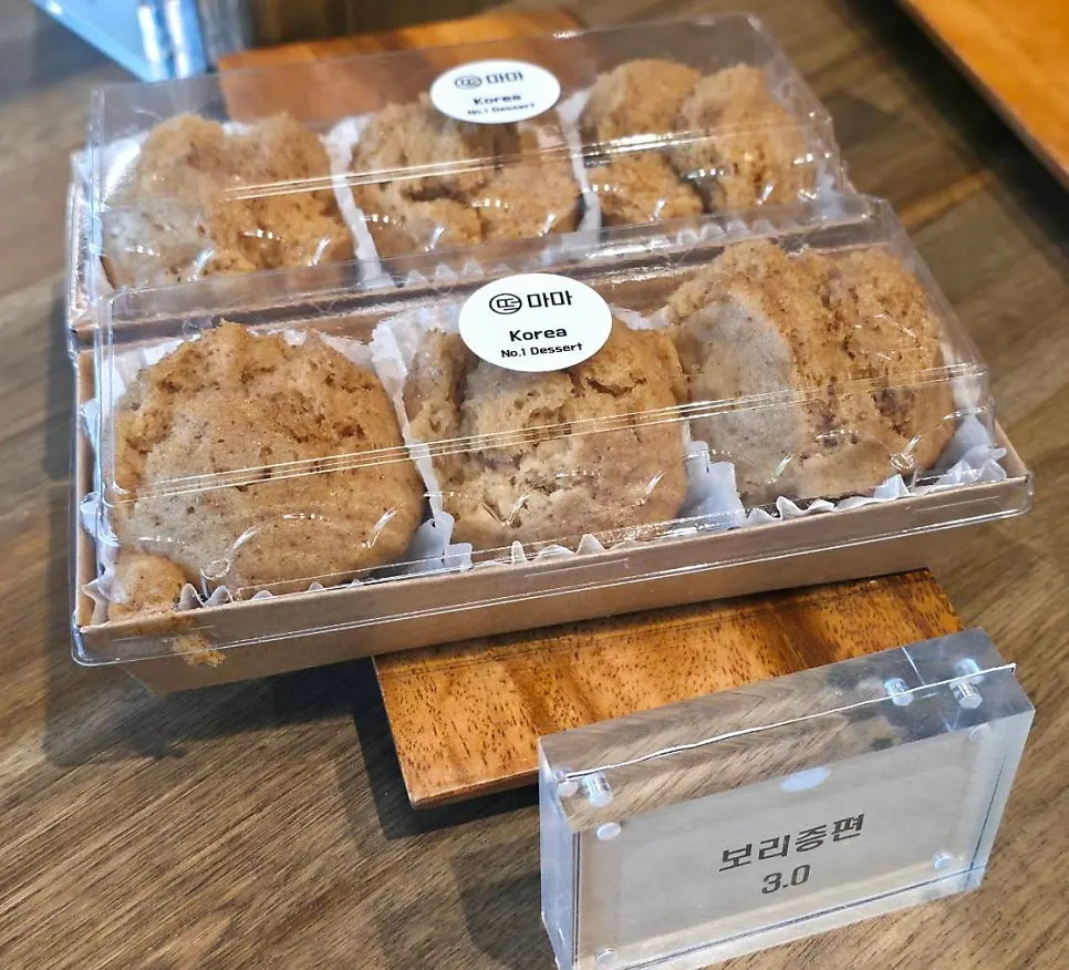 Display of return-gift rice cake set compositions