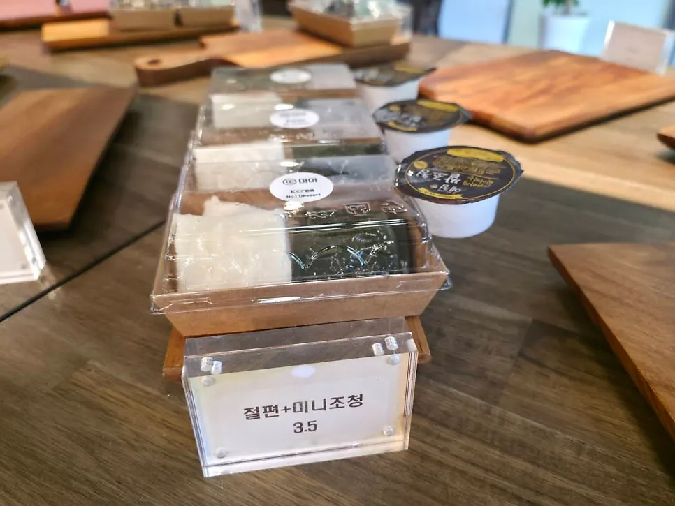 Display of gift-wrapped return-gift rice cakes