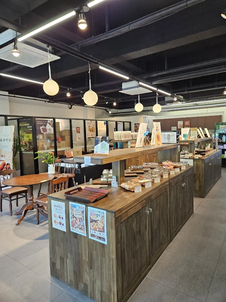 Various rice cakes displayed at Tteokmama Cheongju Gaesin Branch