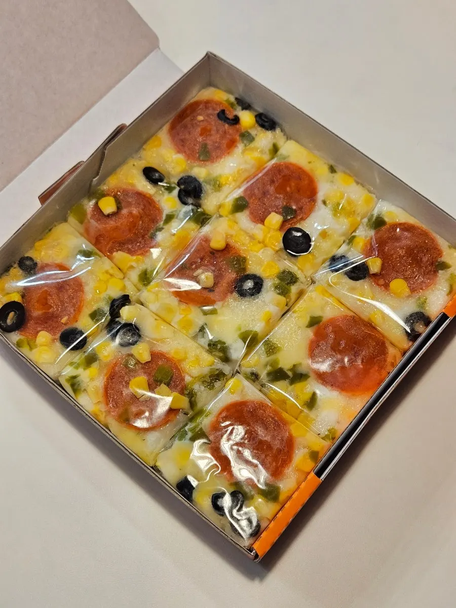 A whole tray of pizza seolgi packaged