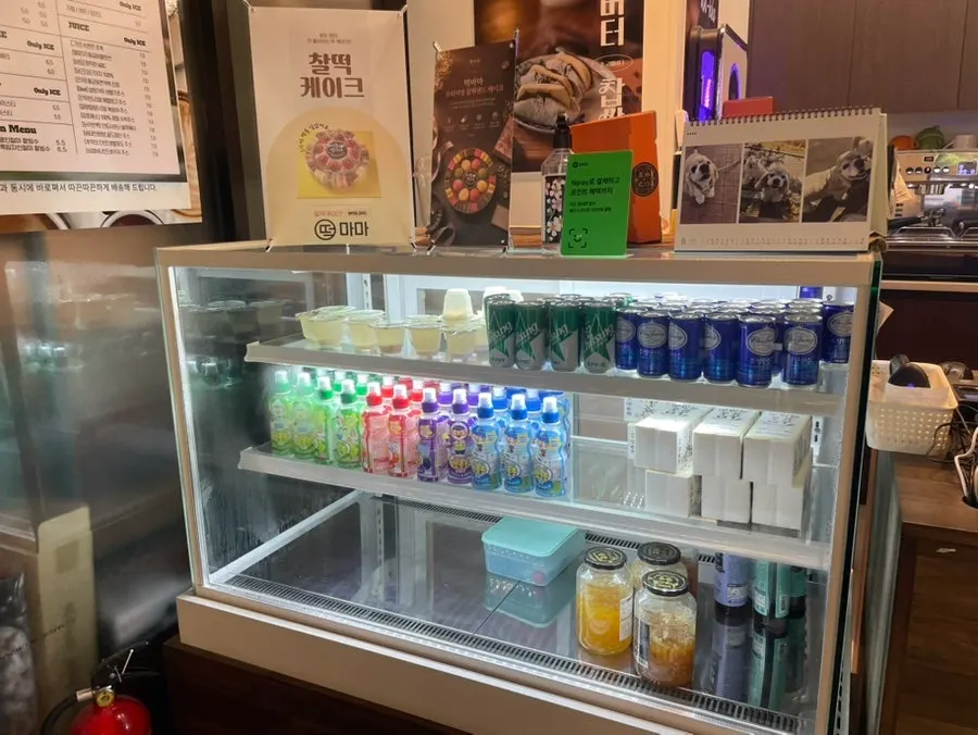 Ordering by kiosk at Tteokmama Cheongju Gaesin Branch