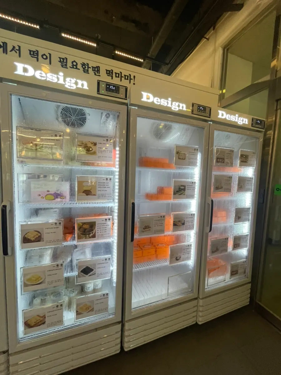 Showcase displaying drinks