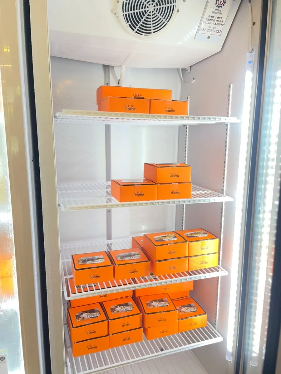Drink display case to pair with rice cakes