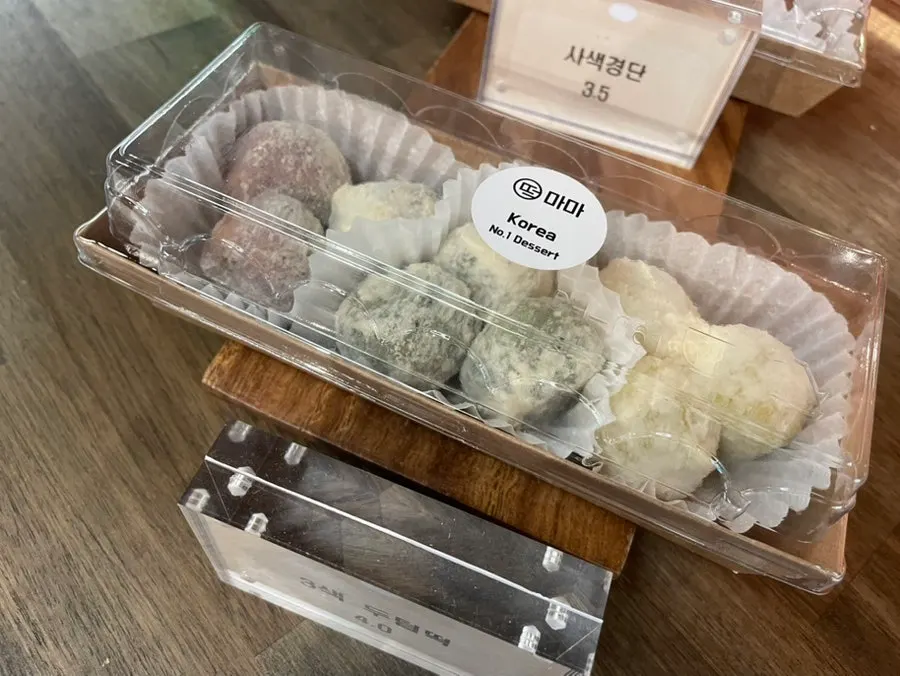 Display shelf with various kinds of rice cakes