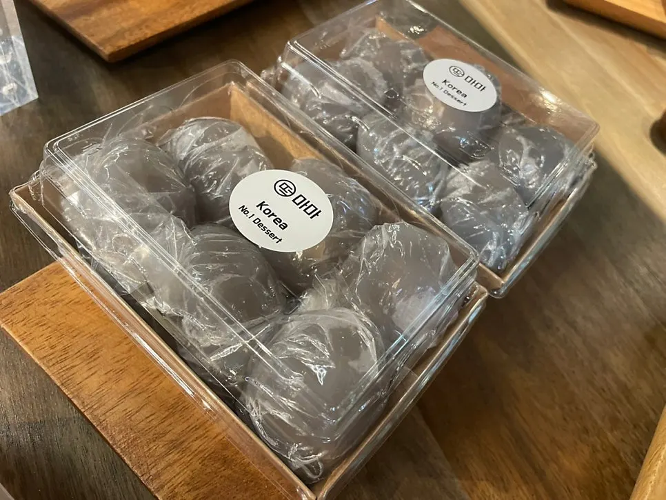Rice cake display corner at Tteokmama Cheongju Gaesin Branch