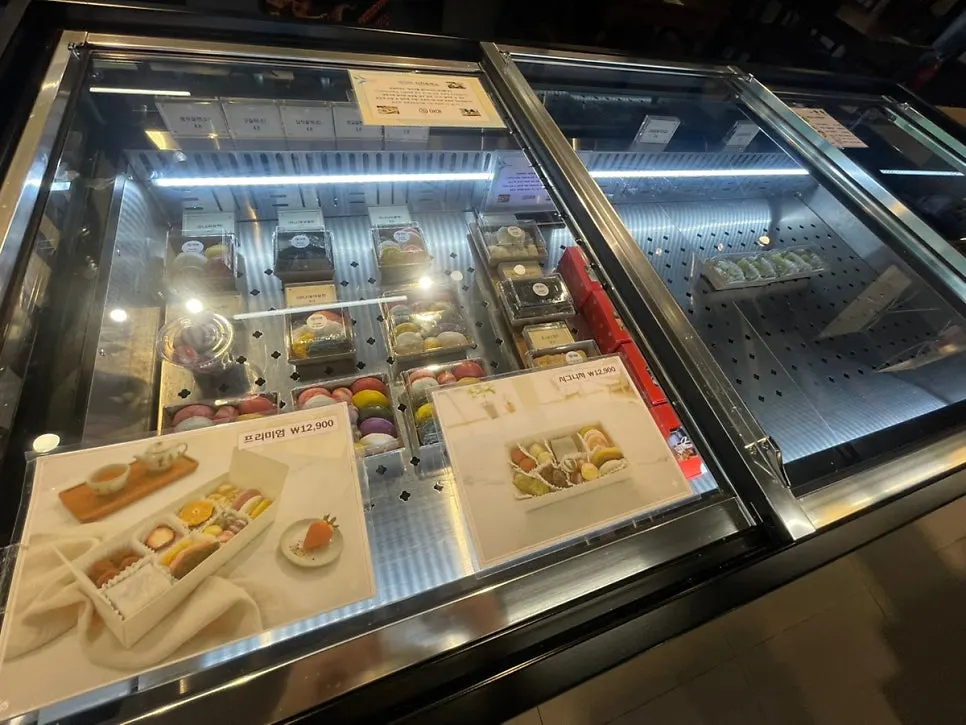 Refrigerated case with colorful jeolpyeon and baram-tteok
