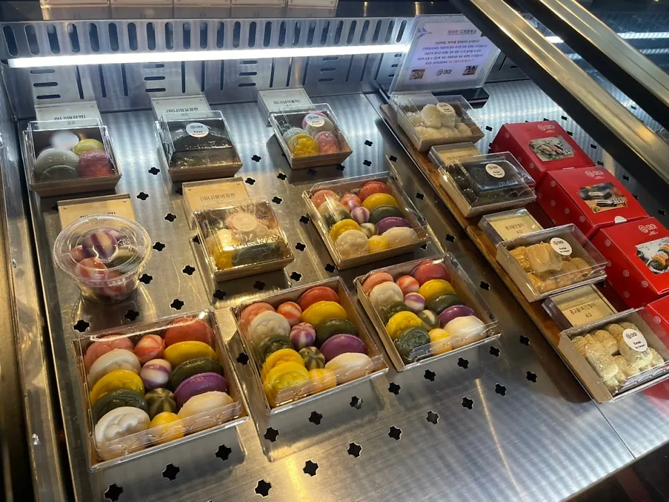 Kkul-tteok and various refrigerated rice cakes on display