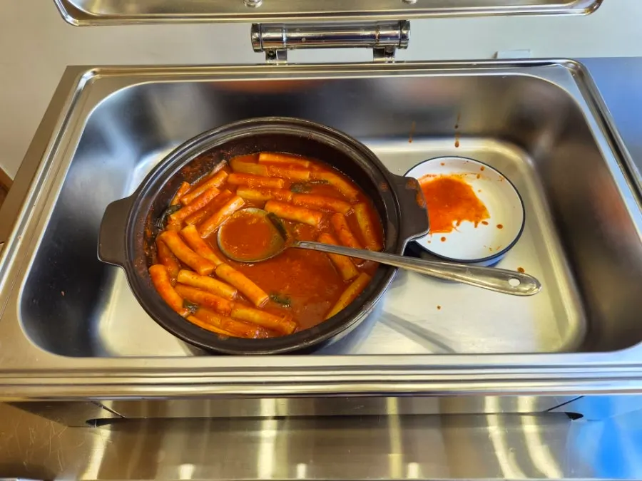 Tteokbokki and fritters scooped from the self-serve bar at Oneul Haru