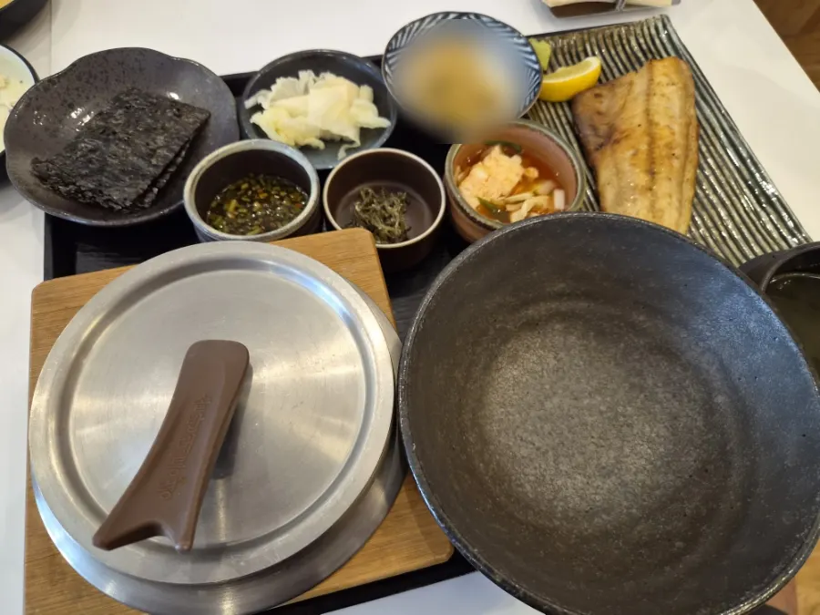 Grilled mackerel with stone-pot rice and side dishes
