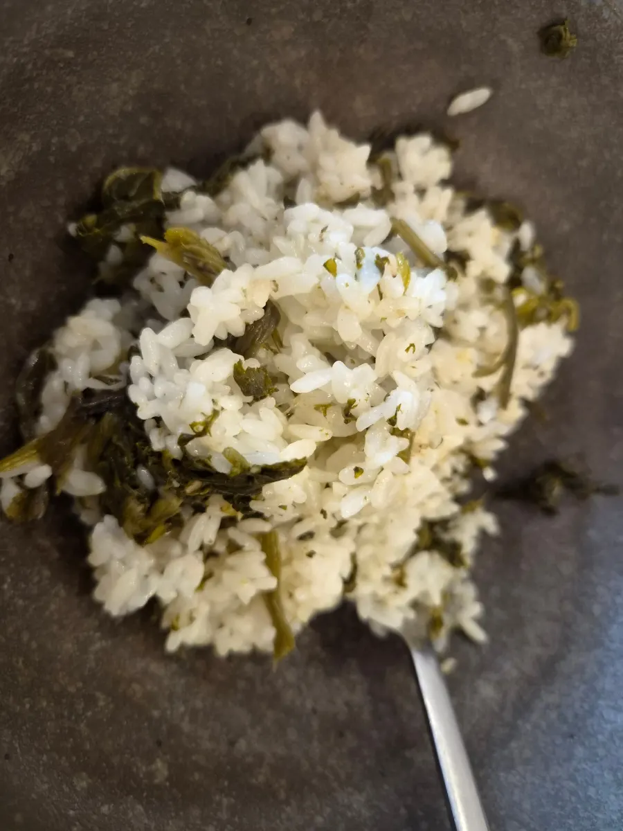 Gondre stone-pot rice scooped into a bowl
