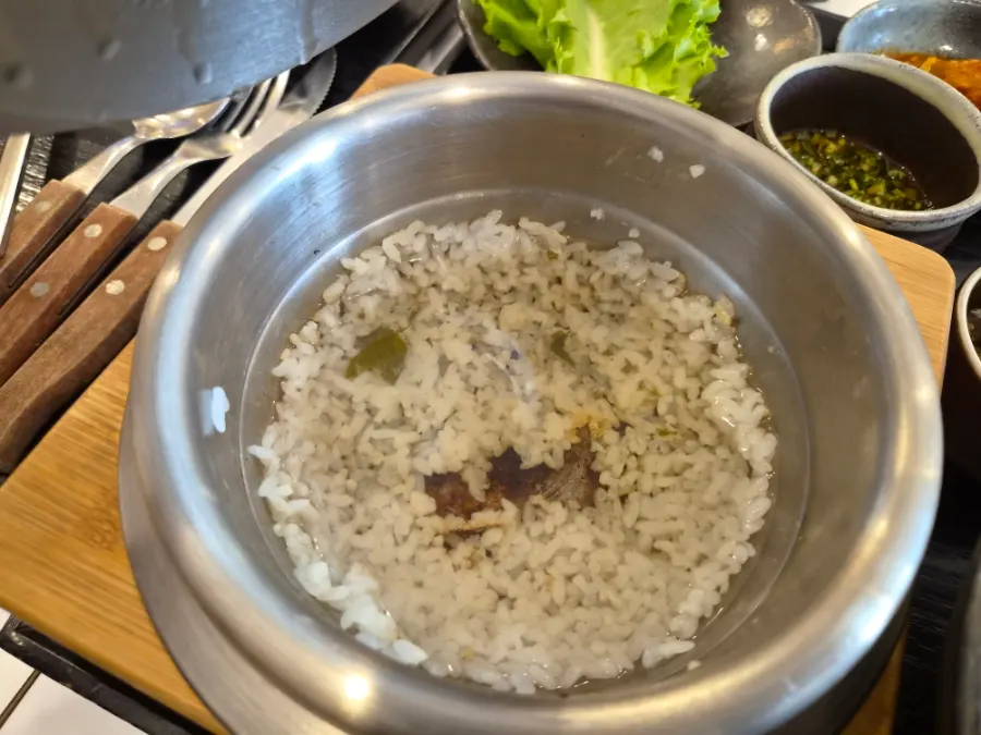 Warm nurungji scorched rice finished in the stone pot