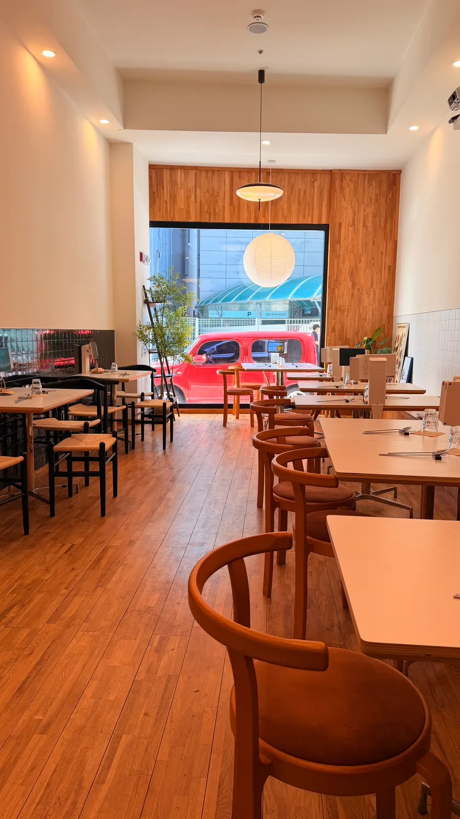 Bên trong quán Oneul Haru với nội thất tông gỗ