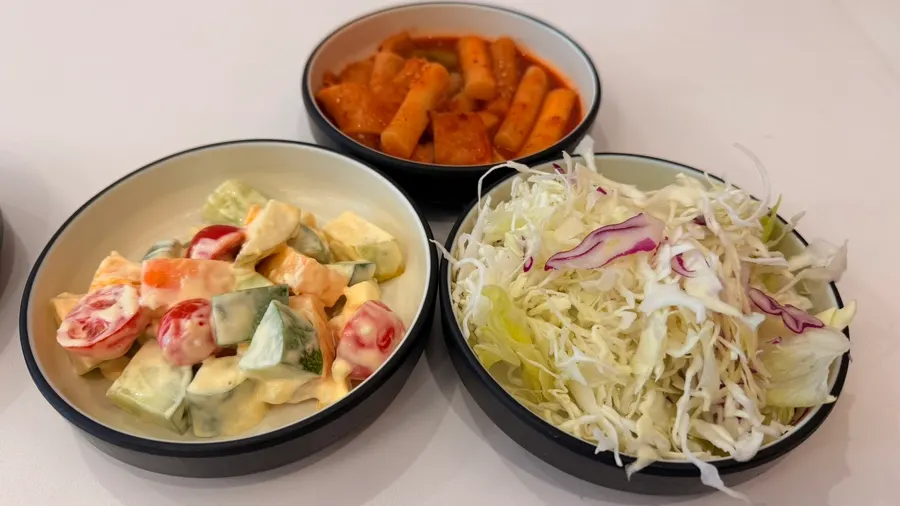 Salad bar có tteokbokki và đồ chiên