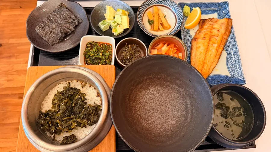 Bàn ăn cá nướng gondre stone-pot rice
